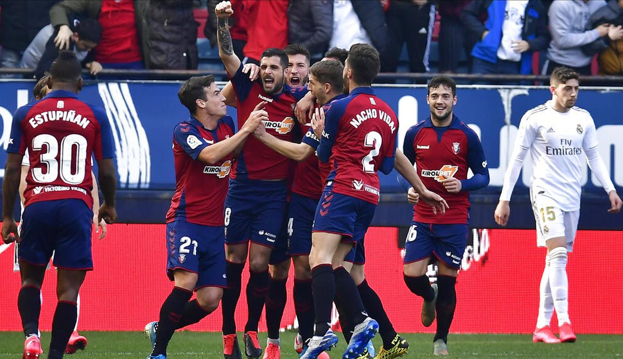 Pemain Osasuna merayakan gol yang dicetak oleh Unai Garcia ke gawang Real Madrid pada laga La Liga di Stadion El Sadar, Minggu (9/2/2020). Real Madrid menang 4-1 atas Osasuna. (AP/Alvaro Barrientos)