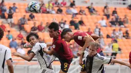 Pemain Timnas&nbsp;Spanyol U-17,&nbsp;Marc Guiu (tengah), gagal memanfaatkan bola hasil tendangan sudut&nbsp;saat pertandingan perempat final Piala Dunia U-17 2023 melawan Jerman U-17 yang berlangsung di Jakarta International Stadium, Jumat (24/11/2023). (Bola.com/M Iqbal Ichsan)