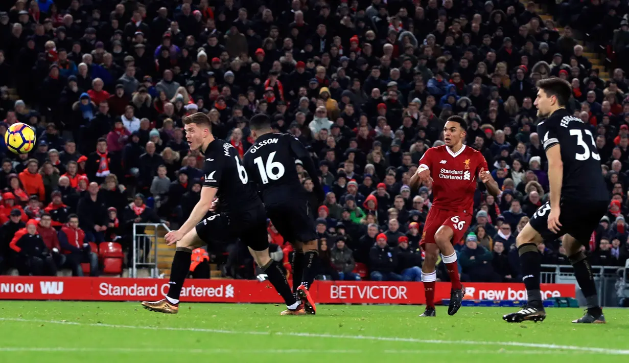 Pemain Liverpool, Alex Oxlade-Chamberlain mencetak gol kelima timnya saat menjamu Swansea City pada laga pekan ke-20 Premier League di Stadion Anfield, Rabu (27/12). Liverpool berhasil mencukur Swansea City lima gol tanpa balas. (Peter Byrne/PA via AP)