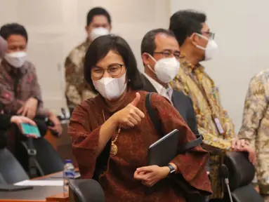 Menteri Keuangan Sri Mulyani sebelum rapat kerja Badan Anggaran DPR RI di Kompleks Parlemen, Senayan, Jakarta, Selasa (31/5/2022). Rapat membahas pembicaraan pendahuluan RAPBN tahun anggaran 2023 dan rencana kerja pemerintah tahun 2023. (Liputan6.com/Angga Yuniar)