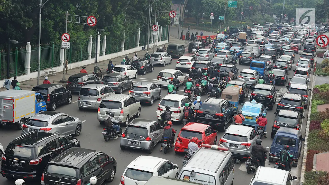 Lalin di Jalan Medan Merdeka Timur Tersendat