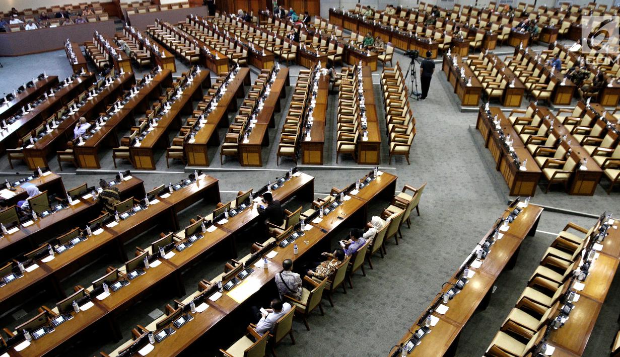 Suasana Rapat Paripurna DPR RI di Kompleks Parlemen, Senayan, Jakarta, Kamis (4/7/2019). Rapat Paripurna tersebut membahas berbagai agenda salah satunya Penyampaian RUU tentang Penanggungjawaban atas Pelaksanaan RAPBN (P2APBN) Tahun Anggaran 2018 oleh Pemerintah. (Liputan6.com/Johan Tallo)