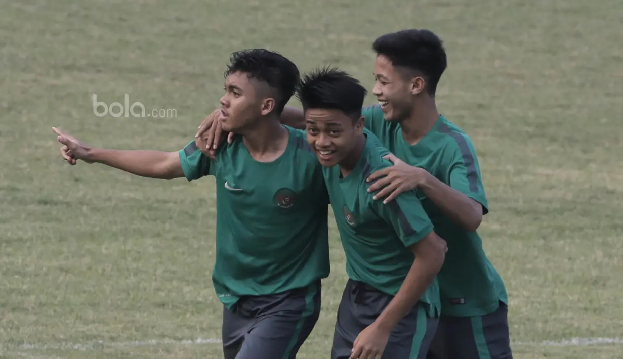 Pemain Timnas Indonesia U-16, Riski Alfath Indie, merayakan golnya ke gawang Persija Jakarta U-16 pada laga uji coba di Stadion Atang Sutresna, Jakarta, Selasa (4/7/2017). Indonesia menang 5-0 atas Persija. (Bola.com/M Iqbal Ichsan)