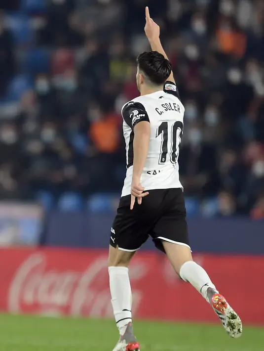 Gelandang Valencia, Carlos Soler berselebrasi usai mencetak gol ke gawang Levante pada pertandingan lanjutan La Liga Spanyol di stadion Ciutat de Valencia di Valencia (20/12/2021).  Carlos Soler mencetak dua gol dan mengantar Valencia menang atas Levante 4-3. (AFP/Jose Jordan)