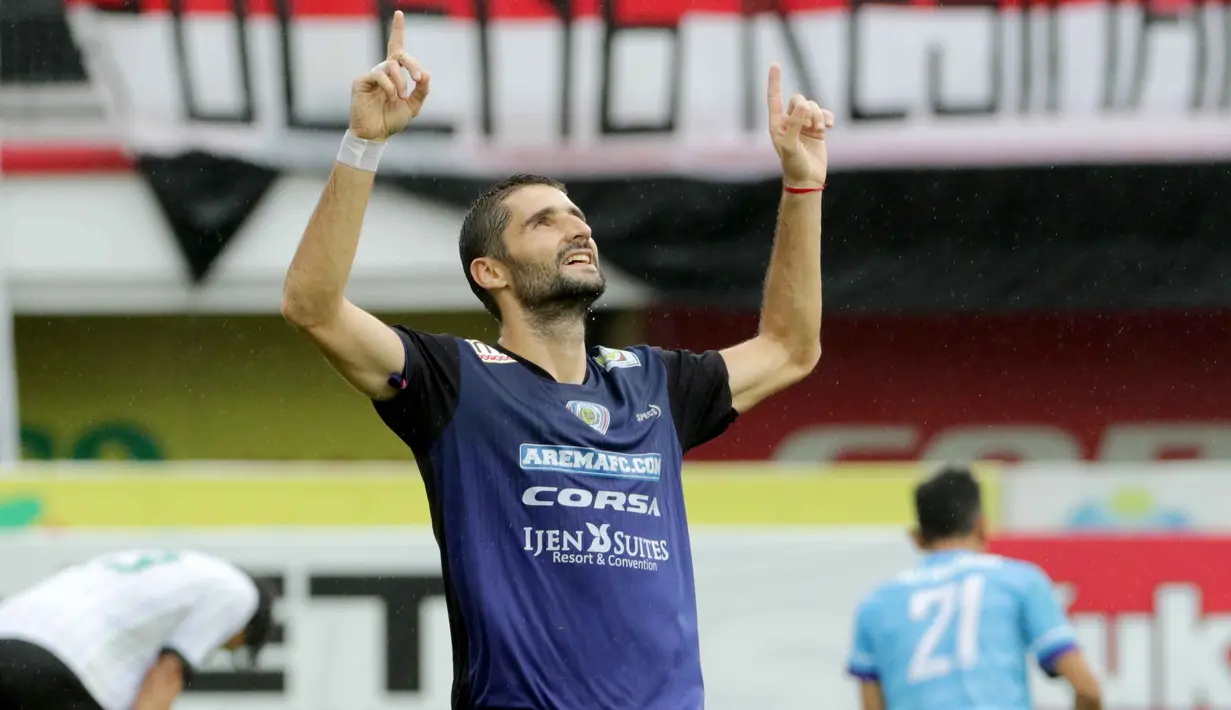 Pemain Arema Crinus, Srdjan Lopicic, merayakan gol yang dicetaknya ke gawang PSS Sleman pada laga Bali Island Cup 2016 di Stadion Kapten I Wayan Dipta, Bali, Minggu (21/2/2016). (Bola.com/Peksi Cahyo)