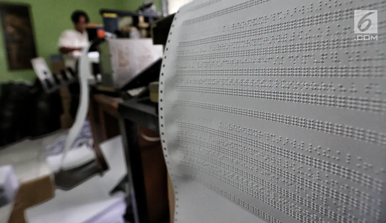 Hasil cetakan Al Quran Braille di Yayasan Raudlatul Makfufin, Tangerang Selatan, Kamis (24/5). Yayasan yang berdiri sejak tahun 1983 ini memproduksi Al Quran Braille sebanyak 60 buku setiap harinya. (Liputan6.com/Fery Pradolo)
