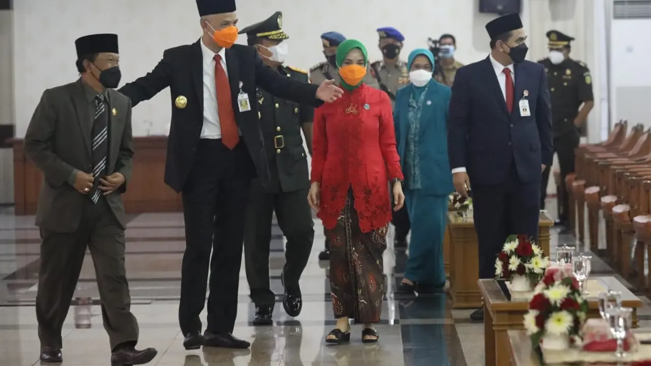 Gubernur Jateng Ganjar Pranowo saat melantik Bupati dan Wakil Bupati Demak Estianah-Ali Maksun dan Bupati serta Wakil Bupati Sragen, Kusdinar Untung Yuni Sukowati-Suroto di Gedung Gradhika Bhakti Praja, Senin (24/5). (Foto: Liputan6.com/Felek Wahyu)