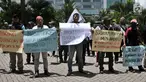 Mantan karyawan PT Bank Maybank Indonesia , Tbk yang tergabung dalam Serikat Pekerja Perjuangan Bank Maybank Indonesia (SPPBMI) menggelar aksi di depan Kantor Pusat Maybank Indonesia, kawasan Senayan, Jakarta, Senin (11/2). (Merdeka.com/Iqbal S. Nugroho)