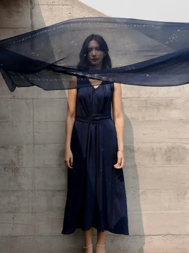 Gaya Sheila Dara Pemeran Film Sore saat Pakai Dress