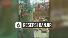 Hujan lebat mengakibatkan banjir. Akibat hal tersebut, sebuah acara resepsi pernikahan yang diselenggarakan di jalan raya ikut diterpa banjir. Terlihat kursi tamu terbawa arus banjir.