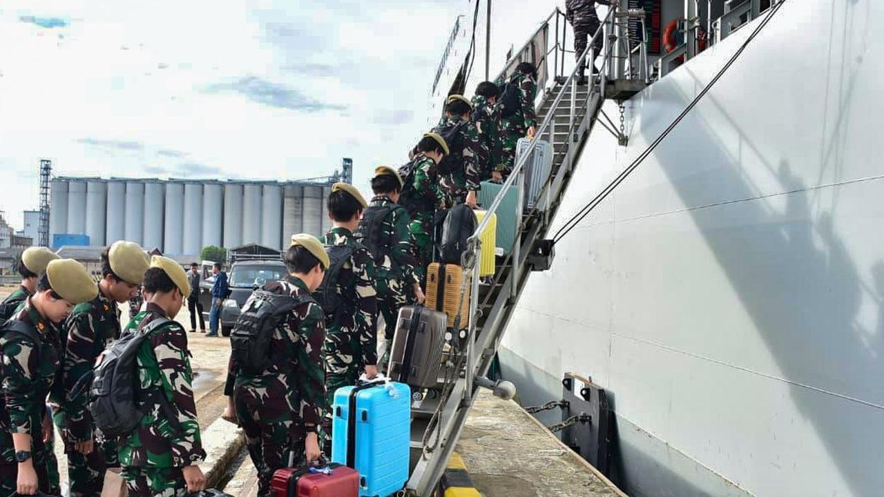 FOTO: TNI AL Tempa 500 Mahasiswa Jadi Generasi Cinta Laut di Sailing Camp 2025