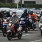 Sejumlah pengendara melintas di kawasan Jalan Sudirman, Jakarta, Selasa (2/11/2021). Sektor non-esensial kini boleh mempekerjakan hingga 75 persen karyawannya dari kantor. Sebelumnya, angka ini dibatasi hingga 50 persen. (Liputan6.com/Faizal Fanani)