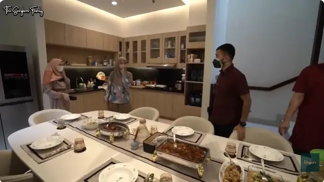 STOK B - 6 Potret Ruang Makan dan Dapur Rumah Cut Meyriska, Desain Elegan