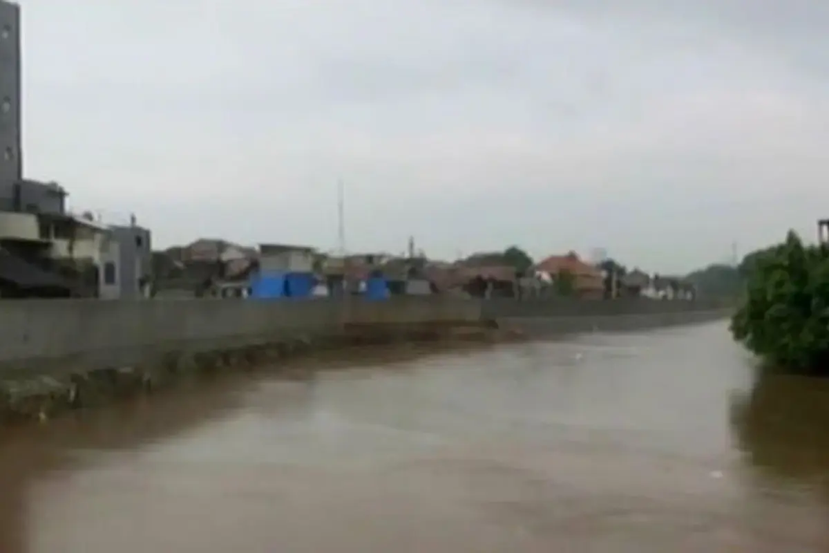VIDEO: Air Sungai Ciliwung Merembes Lewat Tanggul 
