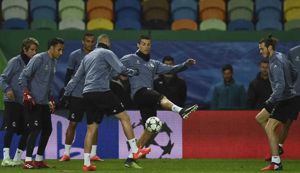 Cristiano Ronaldo berusaha menendang bola saat latihan jelang laga Liga Champions. Sepanjang karier, Cristiano Ronaldo, sudah tiga kali tampil menghadapi Sporting Lisbon. (AFP/Patricia De Melo Moreira)