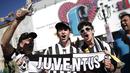 Suporter Juventus merayakan gelar juara Liga Italia Seri A musim 2013-2014 di Piazza San Carlo, Turin, (4/5/2014). (AFP/Marco Bertorello)