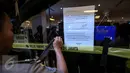 Anggota Satpol PP ketika menyegel klinik Chiropractic First di pusat perbelanjaan Grand Indonesia, Jakarta, Rabu (13/1). Sebanyak sembilan klinik Chiropractic First di sejumlah mall di Jakarta disegel serentak. (Liputan6.com/Faizal Fanani)