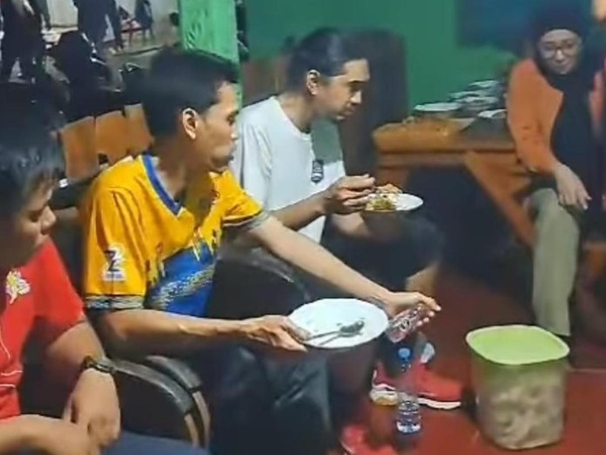 Potret Kesederhanaan Duta Sheila on 7 yang Membaur dengan Tetangga, Main Voli dan Aktif Ronda