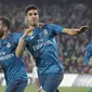 Marco Asensio (kanan) merayakan gol bersama rekannya saat melawan Real Betis pada lanjutan La Liga Santander di Villamarin stadium,Seville, (18/2/2018). Real Madrid menang 5-3. (AP/Miguel Morenatti)