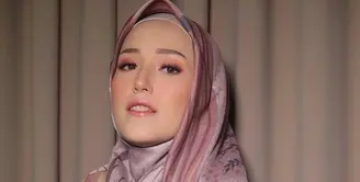 Hijab segi empat satin yang kamu bentuk jadi loose akan memberikan kesan tampilan yang mewah. Buat salah satu sisi hijab lebih pendek, dan tarik sisi hijab yang panjang ke samping. (Instagram.com/adeliapasha).