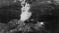 Asap mengepul 20 ribu kaki di atas Kota Hiroshima setelah bom atom pertama dijatuhkan oleh Angkatan Udara AS B-29 pada 06 Agustus 1945. Serangan bom atom AS menewaskan 140.000 orang di Hiroshima dan 70.000 lebih di Nagasaki. (AFP PHOTO / Arsip Nasional)