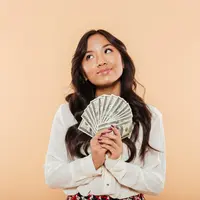 ilustrasi perempuan sedang memegang uang/copyright freepik.com/drobotdean
