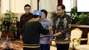 Presiden Joko Widodo menyerahkan surat keputusan pengakuan  Hutan Adat kepada perwakilan pemangku hutan adat saat pencanangan pengakuan hutan adat di Istana Negara, Jakarta, Jumat (30/12). (Liputan6.com/Faizal Fanani)