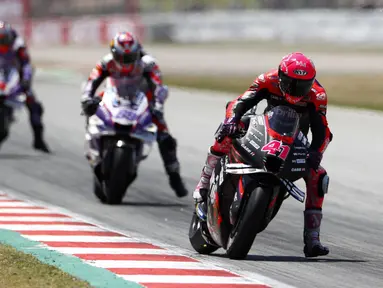 Pebalap Aprilia Racing, Aleix Espargaro melakukan blunder konyol yang berakibat kehilangan podium keduanya saat balapan tinggal menyelesaikan satu lap lagi di MotoGP Catalunya, Minggu (05/06/2022) malam WIB. (AP/Joan Monfort)