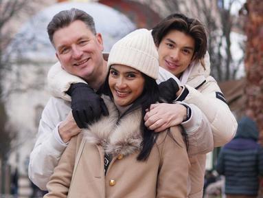 Liburan akhir tahun yang selalu dibarengi Hari Raya Natal dan tahun baru 2023 memang sebuah momentum paling tepat untuk melepas penat dari segala kesibukan. Maudy Koesnaedi memilih Turki sebagai negara tujuannya untuk berlibur bersama keluarga. Apalagi waktunya bertepatan dengan libur sekolah putra semata wayangnya. (Liputan6.com/IG/@maudykoesnaedi)