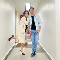 Rumah tangga Andrew Andhika dan Tengku Dewi Putri sudah berjalan enam tahun. Pasangan ini membina rumah tangga dengan harmonis. Berikut beberapa potret keharmonisan dan kemesraan keluarga yang telah dikaruniai seorang anak ini. [Instagram/andrewandika]