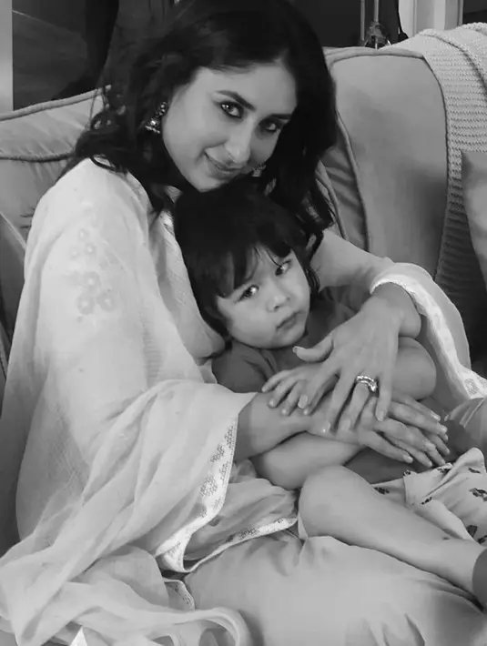 Meski baru berusia dua tahun, tingkah laku Taimur ini sukses bikin netizen gemas.(Liputan6.com/IG/@therealkareenakapoor)