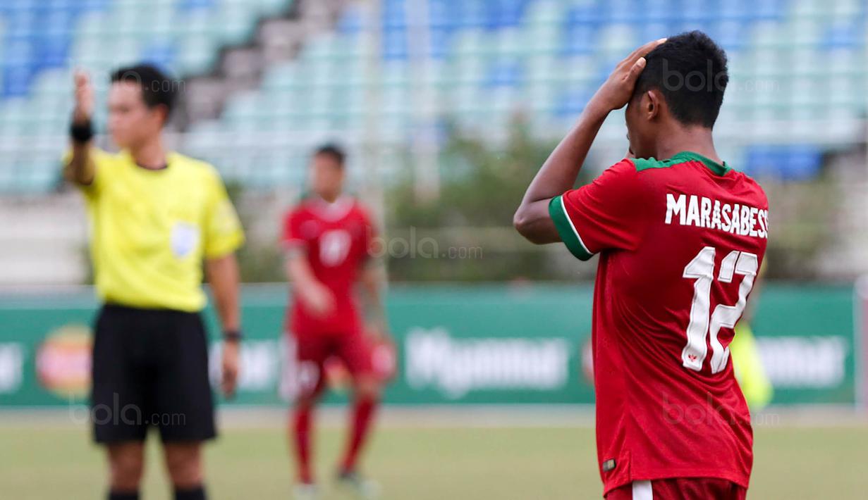 Pemain Timnas Indonesia U-19, Rifad Marasabessy, tampak kecewa usai kalah dari Vietnam pada laga AFF U-18 di Stadion Thuwunna, Yangon, Senin (11/9/2017). Indonesia kalah 0-3 dari Vietnam. (Liputan6.com/Yoppy Renato)