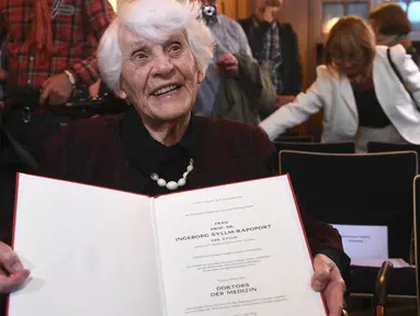 Seorang perempuan, Ingeborg Rapoport (102 tahun) saat menunjukkan sertifikat doktornya yang baru diterimanya di rumah sakit UKE di Hamburg, Jerman, Selasa (9/6/2015). (REUTERS/Fabian Bimmer)