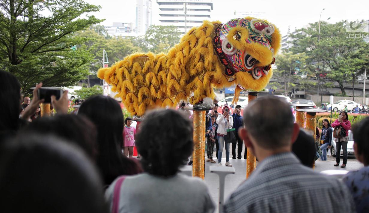 Atraksi barongsai tampil menghibur pengunjung di Mal Ciputra, Jakarta, Jumat (25/1). Acara yang mengusung tema Lucky New Year Lucky You digelar menyambut Tahun Baru Imlek 2570. (Liputan6.com/Faizal Fanani)