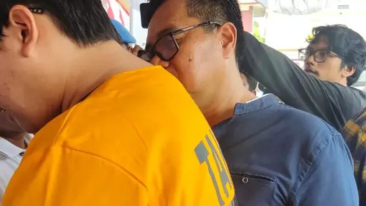 Altaf baru sekitar setahun tinggal bersama Akbar dan satu teman lainnya di kontrakan tersebut. Dia mengaku tidak melihat gelagat mencurigakan apa pun. Kedekatan Altaf dengan korban pun sebatas kakak dan adik tingkat.