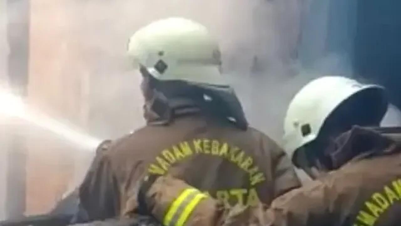 Kepala UPTD Pengelola Sampah TPA/TPST Regional Dinas Lingkungan Hidup Jawa Barat Arief Perdana mengatakan kendala yang dihadapi saat memadamkan api yaitu terdapat kandungan gas metan di dalam gunungan sampah. Kebakaran meluas menjadi 21 hektar.&nbsp;