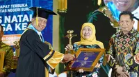 Majukan Olahraga Jatim, Khofifah Raih Penghargaan Widya Wiyata Dharma Samya dari Unesa