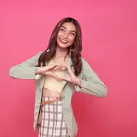 Wanita yang sedang tersenyum dan menyuarakan kebahagiaan (Foto dok : Freepik/our-team).
