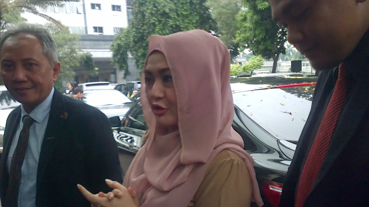 Berkerudung Merah Jambu, Eddies Adelia Penuhi Panggilan Polisi