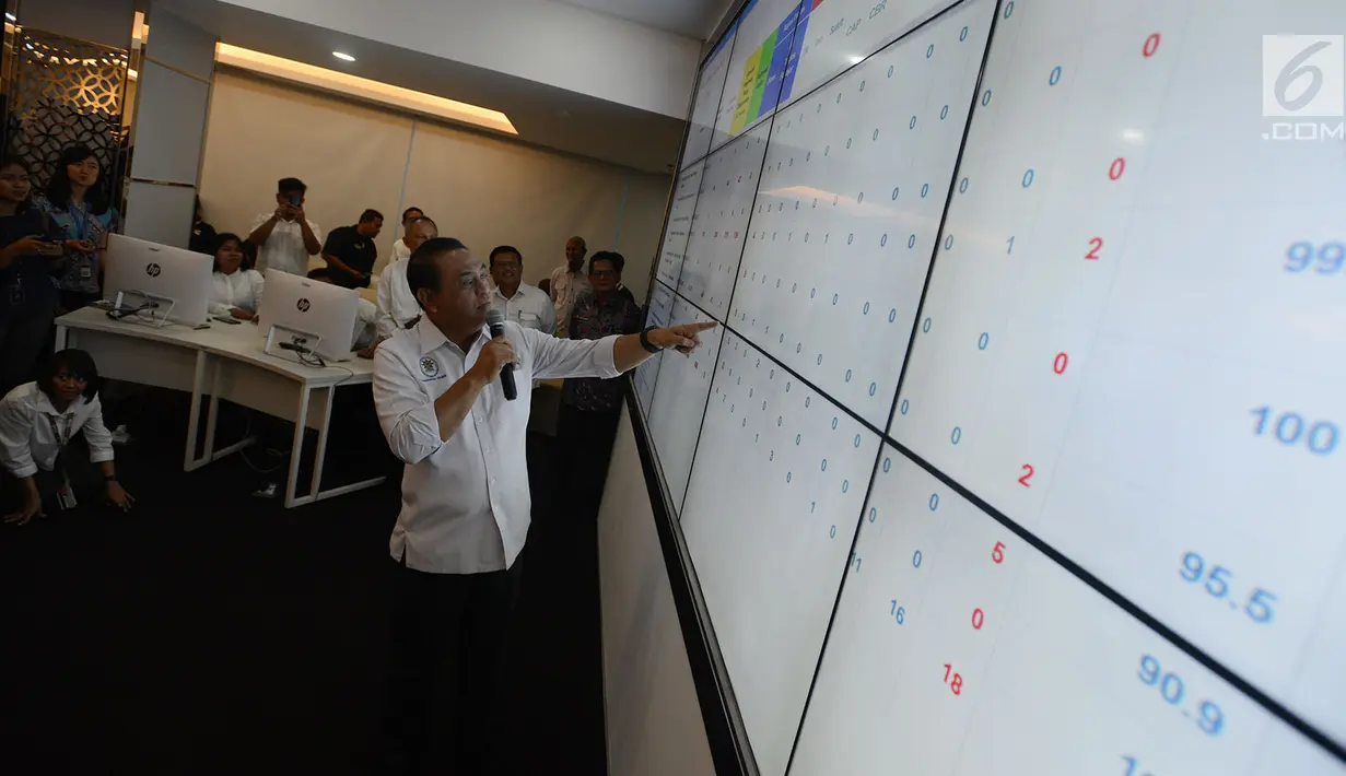 Menteri PANRB Syafruddin memantau melalui layar digital kehadiran ASN di "command centre" Kementerian PANRB, Jakarta, Senin (10/6/2019). Langkah ini dilakukannya guna mengecek absensi Aparatur Sipil Negara (ASN) atau PNS pada hari pertama kerja pasca libur Lebaran 2019. (merdeka.com/Imam Buhori)