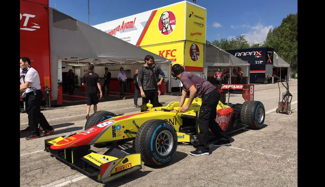 Mobil pebalap Pertamina Campos Racing asal Indonesia, Sean Gelael, dipersiapkan jelang latihan bebas GP2 Spanyol di Sirkuit Catalunya, Spanyol, Jumat (13/5/2016). (Bola.com/Twitter/TeamJagonyaAyam)
