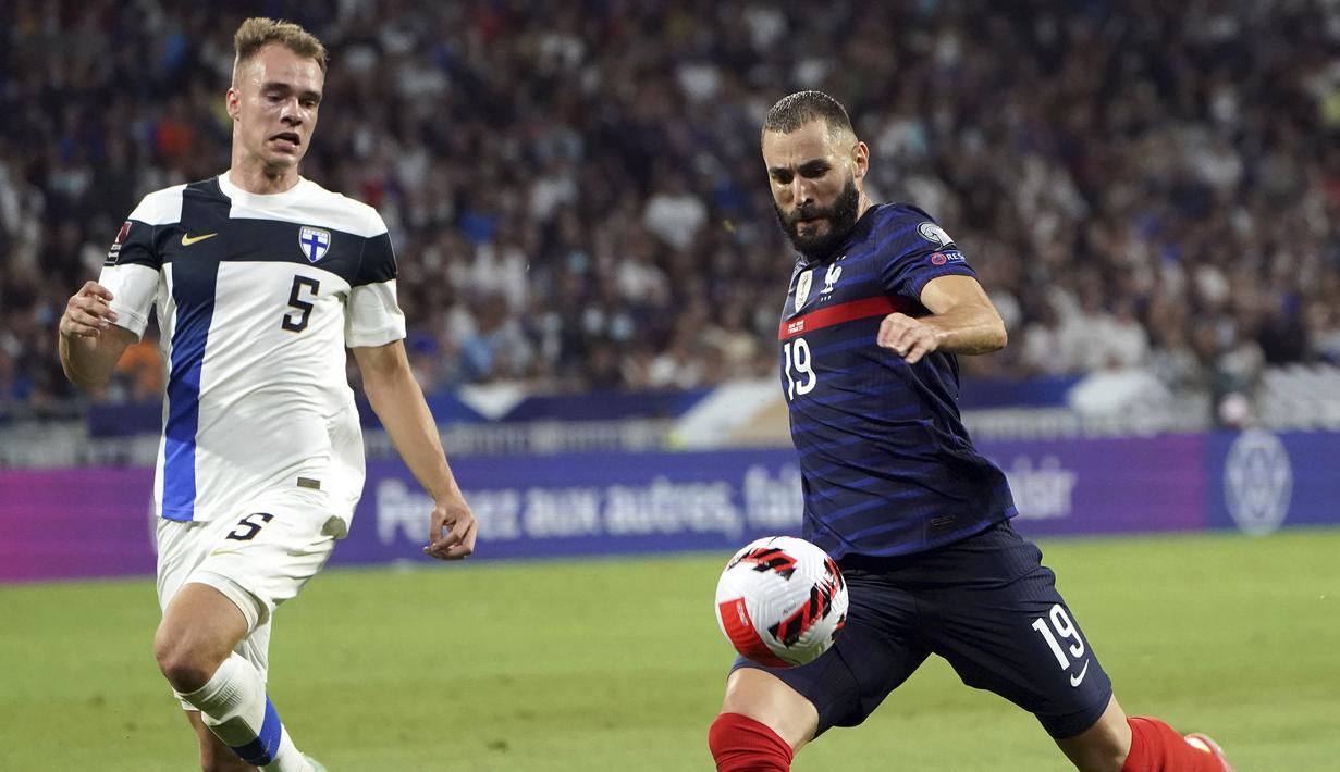 Karim Benzema hampir membawa Prancis unggul 3-0 saat tembakan voli kaki kirinya masih dapat ditepis Lukas Hradecky. (Foto: AP/Laurent Cipriani)