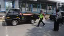 Petugas gabungan menghentikan pengendara mobil saat Operasi Yustisi Protokol COVID-19 di Jati Padang, Jakarta Selatan, Kamis (17/9/2020). Operasi itu untuk menegakan penerapan protokol kesehatan, terutama dalam penggunaan masker guna menekan penyebaran virus corona. (merdeka.com/Arie Basuki)