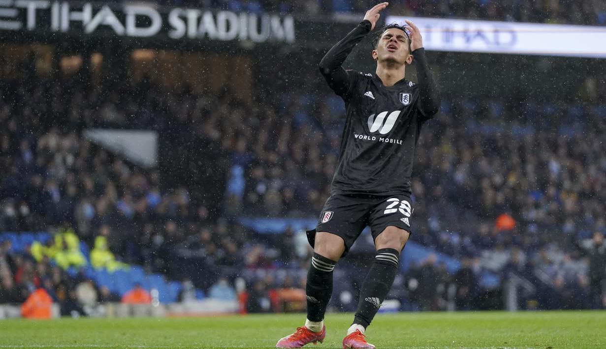 Pada menit ke-63 Fulham nyaris mencetak gol kedua. Sayang, Fabio Carvalho gagal memaksimalkan bola rebound hasil tembakan Neeskens Kebano yang ditepis kiper Manchester City Zack Steffen. (AP/Jon Super)