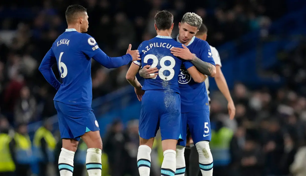 Pemain Chelsea Enzo Fernandez (kanan) merangkul rekan setimnya Cesar Azpilicueta usai melawan Fulham pada pertandingan sepak bola Liga Inggris di Stadion Stamford Bridge, London, Inggris, 3 Februari 2023. Satu tambahan poin ini membuat Chelsea bertengger pada peringkat sembilan klasemen dengan 30 poin hasil 21 pertandingan. (AP Photo/Kirsty Wigglesworth)