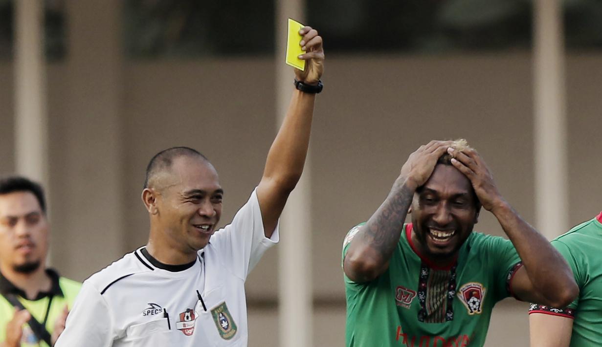 Berawal dari pelanggaran yang dilakukan Patrich Wanggai terhadap Tony Sucipto di kotak penalti Persija pada menit ke-73. (Bola.com/M Iqbal Ichsan)