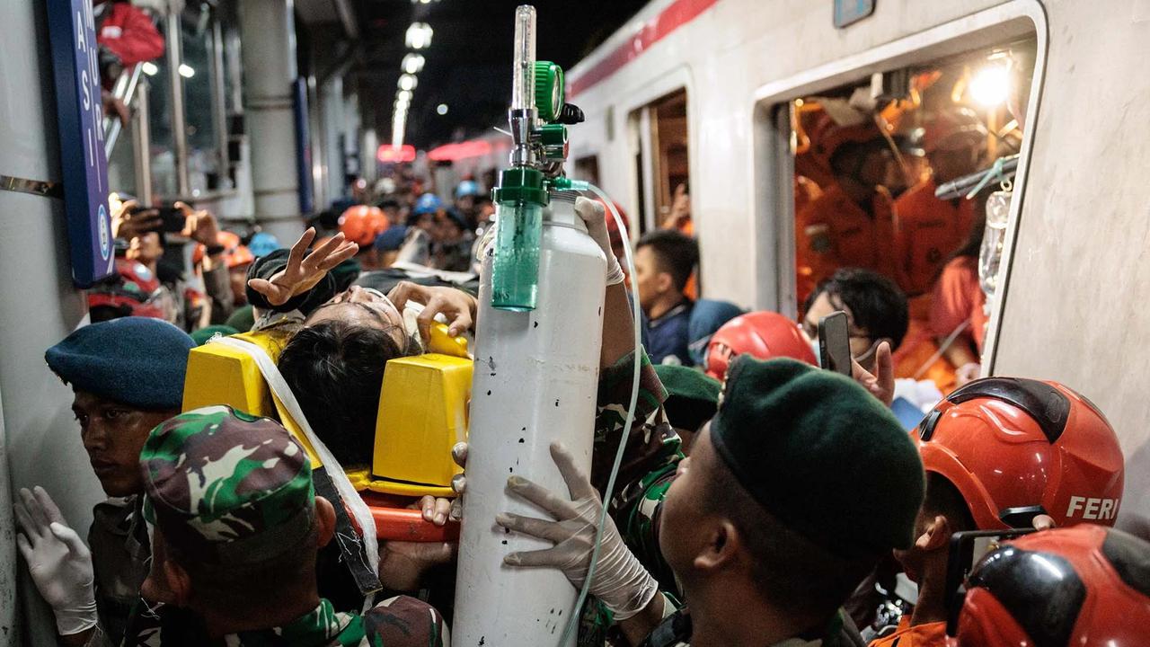 FOTO: Evakuasi Dramatis Korban Tabrakan Kereta di Bekasi Timur