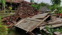 Kerusakan akibat angin kencang disertai hujan deras (BNPB Indonesia)