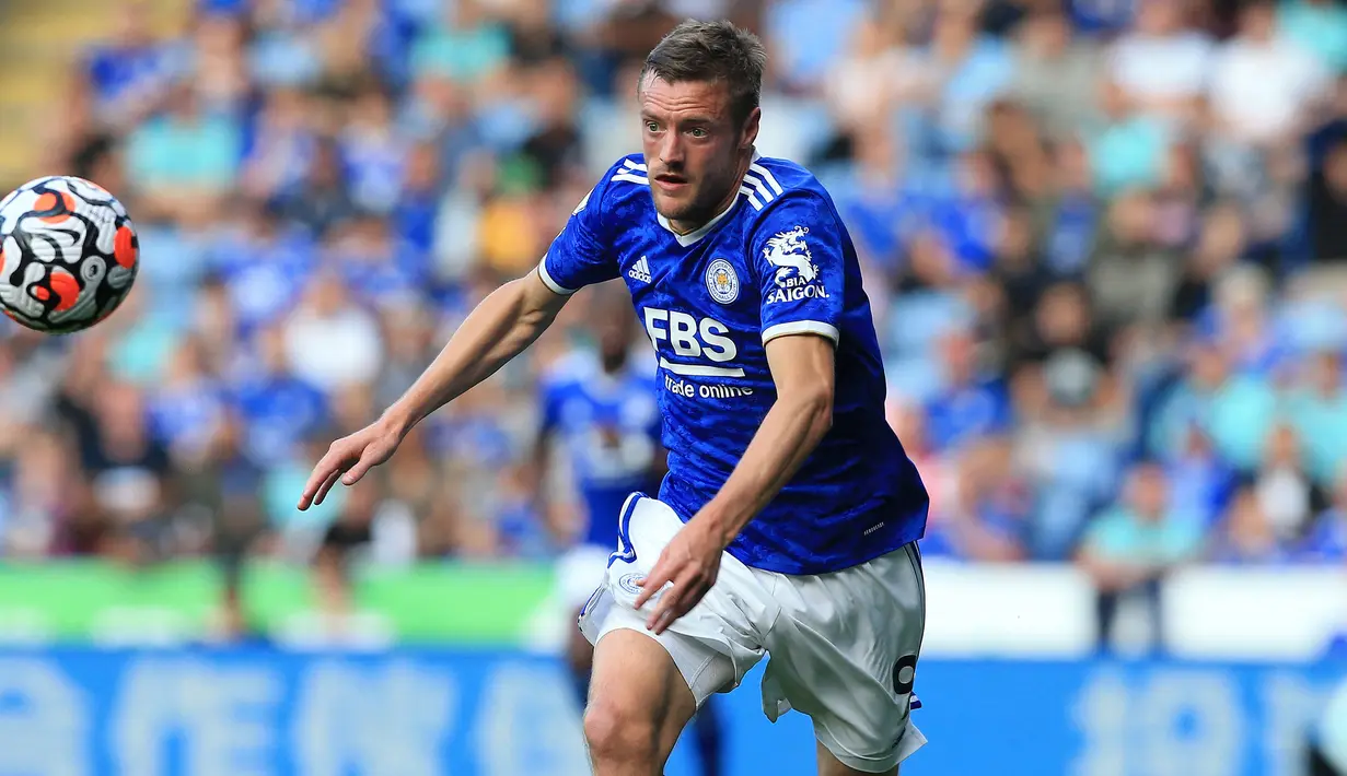 Jamie Vardy. Menjadi raja offside di Liga Inggris musim ini dengan torehan 17 kali, striker Leicester City berusia 34 tahun ini nyatanya mampu mencetak 9 gol dari 15 laga yang dimainkan. Kecepatan larinya kadang menjadi bumerang baginya untuk lebih mudah terjebak offside. (AFP/Lindsey Parnaby)