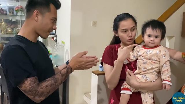 7 Potret Eza Gionino dengan Lengan Bertato, Bikin Istri Marah